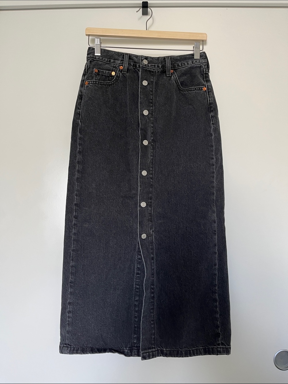 Levi's Black Button-Front Midi Denim Skirt